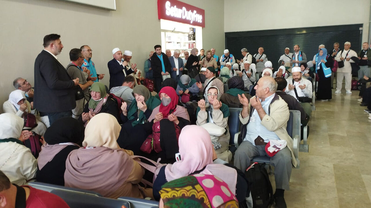 Duygular sel oldu, mukaddes topraklara akın başladı! İlk hac kafileleri dualarla uğurlandı - 4. Resim
