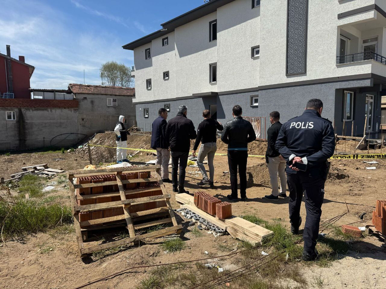 Ekipleri harekete geçiren olay! Kafatası gören işçiler telefona sarıldı Ekipleri harekete geçiren olay! Kafatası gören işçiler telefona sarıldı - 2. Resim