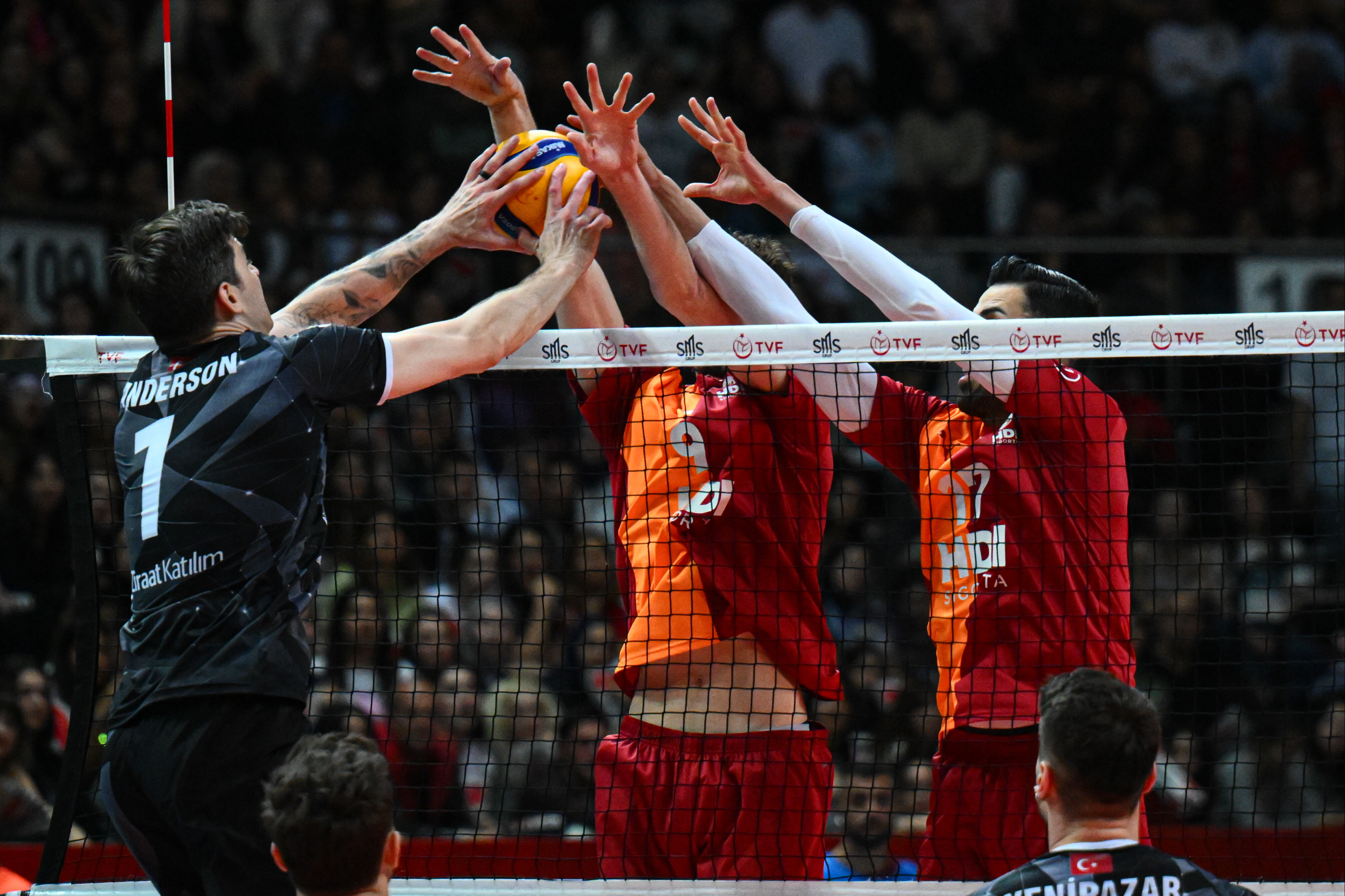 Galatasaray'ı mağlup edip kupayı kazandı! Efeler Ligi'nin şampiyonu belli oldu Galatasaray'ı mağlup edip kupayı kazandı! Efeler Ligi'nin şampiyonu belli oldu - 1. Resim