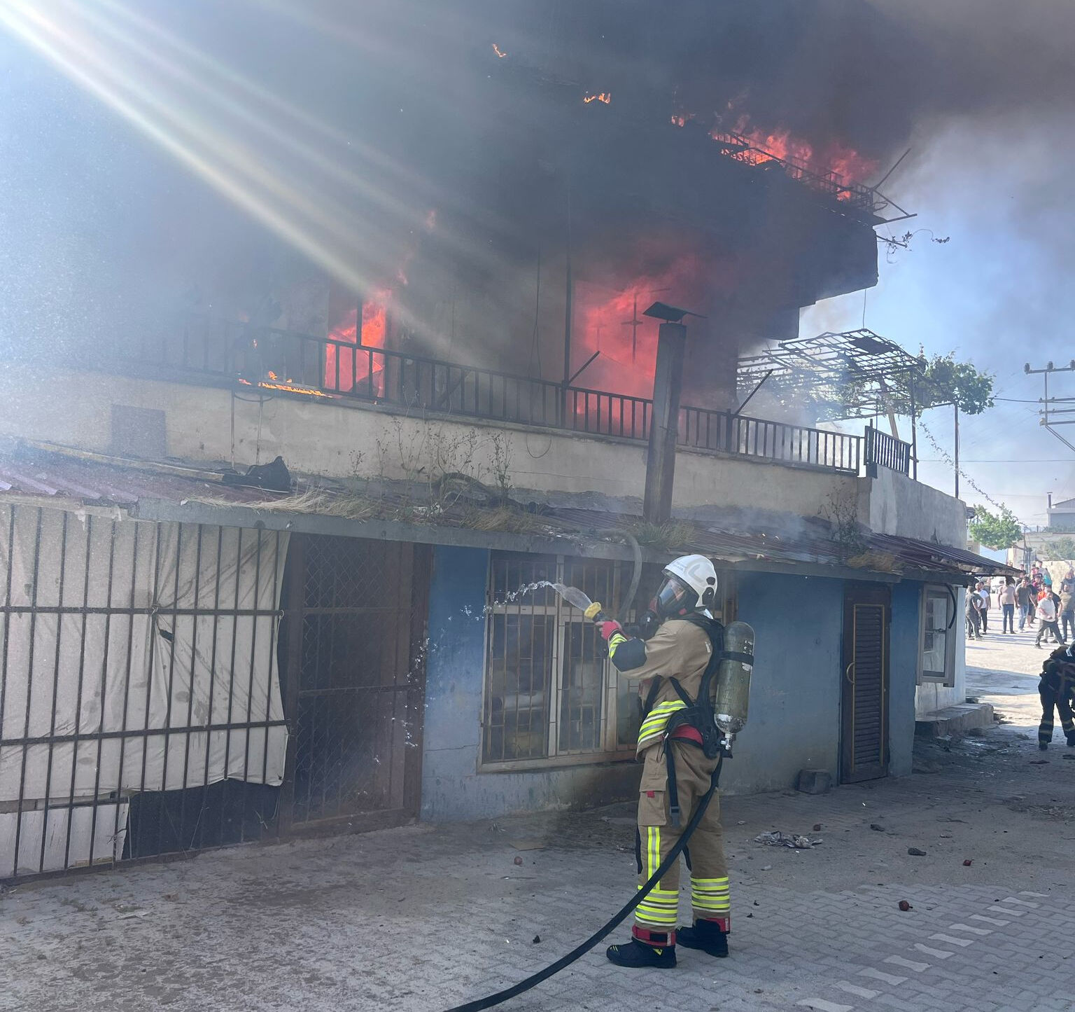 Hatay'da apartman dairesinde yangın! 4 kişi hastanelik oldu Hatay'da apartman dairesinde yangın! 4 kişi hastanelik oldu - 1. Resim