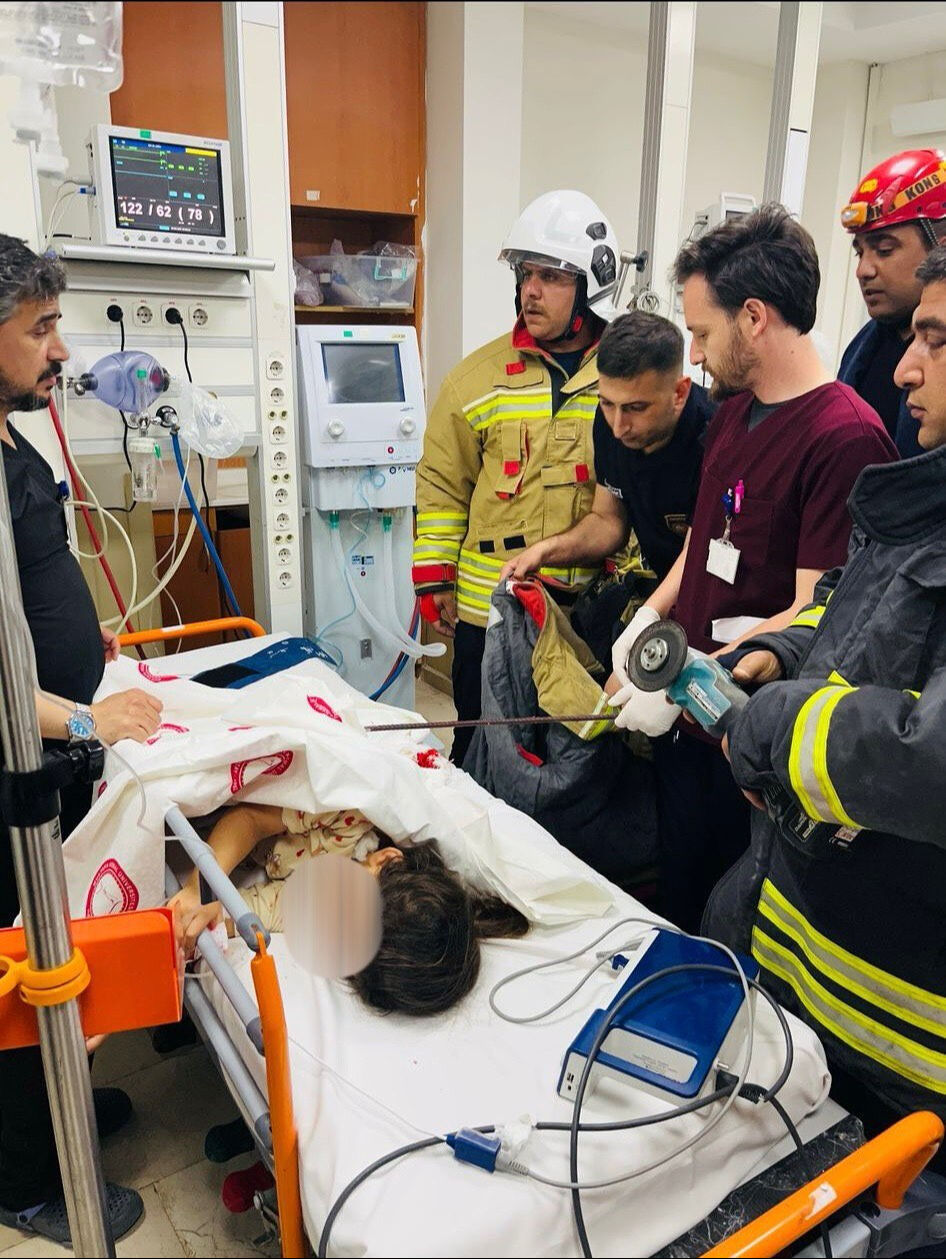 Hatay’da feci kaza! Küçük çocuğun beline demir saplandı - 1. Resim