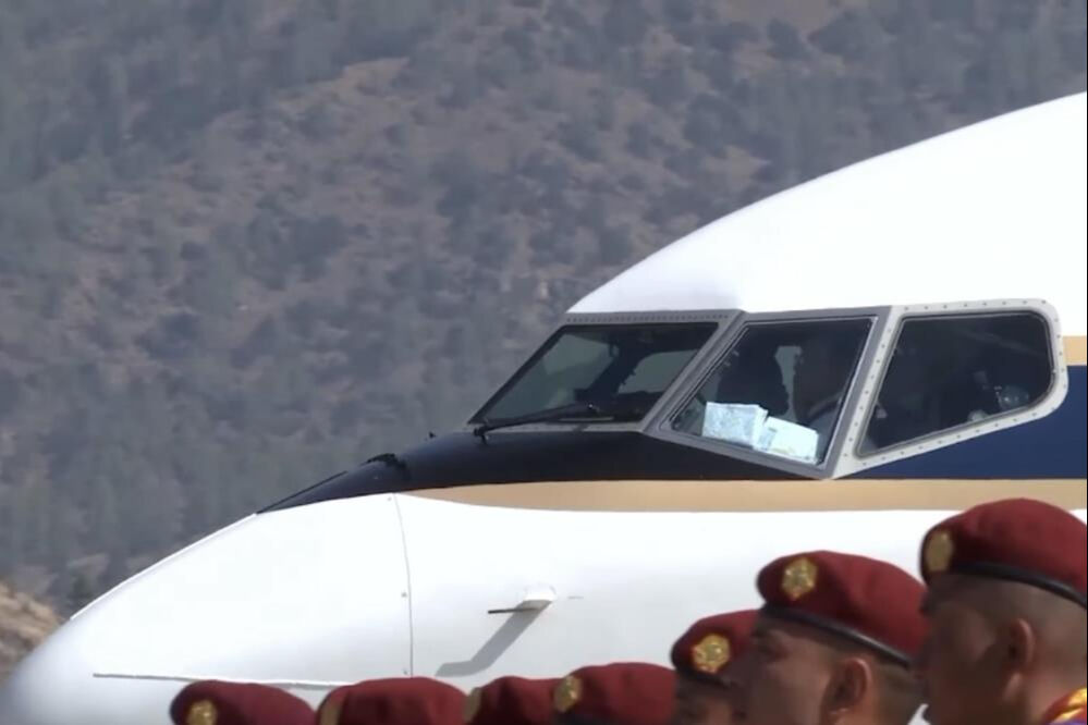 İlk yurt dışı ziyaretinde uçağı kendisi kullandı! İlk yurt dışı ziyaretinde uçağı kendisi kullandı! - 1. Resim