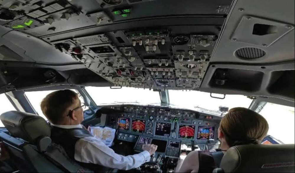 İlk yurt dışı ziyaretinde uçağı kendisi kullandı! İlk yurt dışı ziyaretinde uçağı kendisi kullandı! - 3. Resim