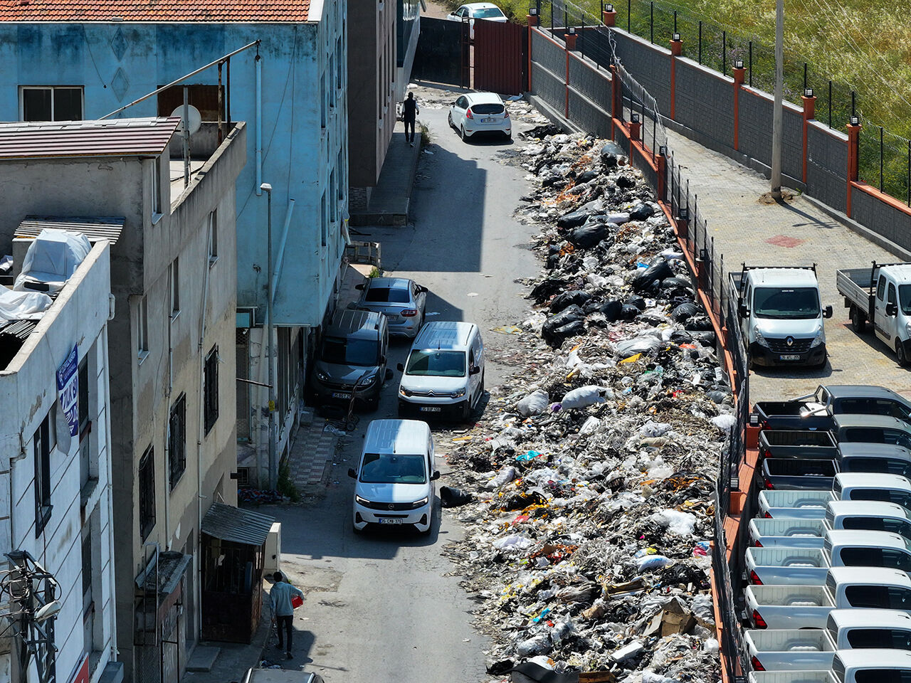 İzmir'de dağ gibi yığılan çöpler esnafı isyan ettirdi: Bütün bölgeyi tehdit ediyor! - 3. Resim