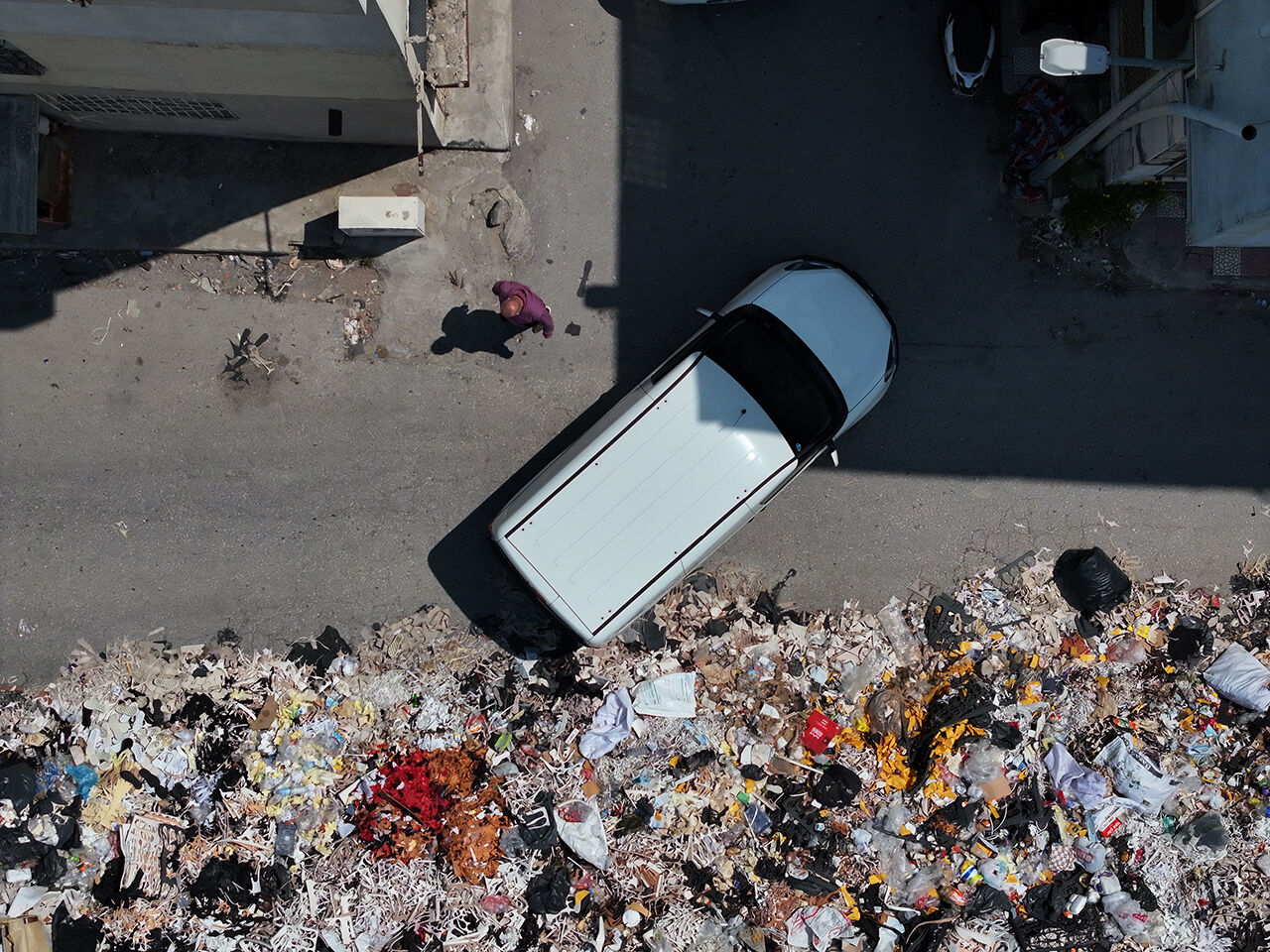 İzmir'de dağ gibi yığılan çöpler esnafı isyan ettirdi: Bütün bölgeyi tehdit ediyor! - 4. Resim