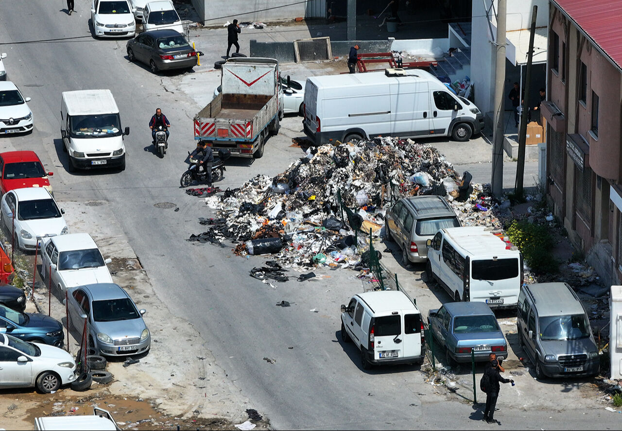 İzmir'de dağ gibi yığılan çöpler esnafı isyan ettirdi: Bütün bölgeyi tehdit ediyor! - 1. Resim