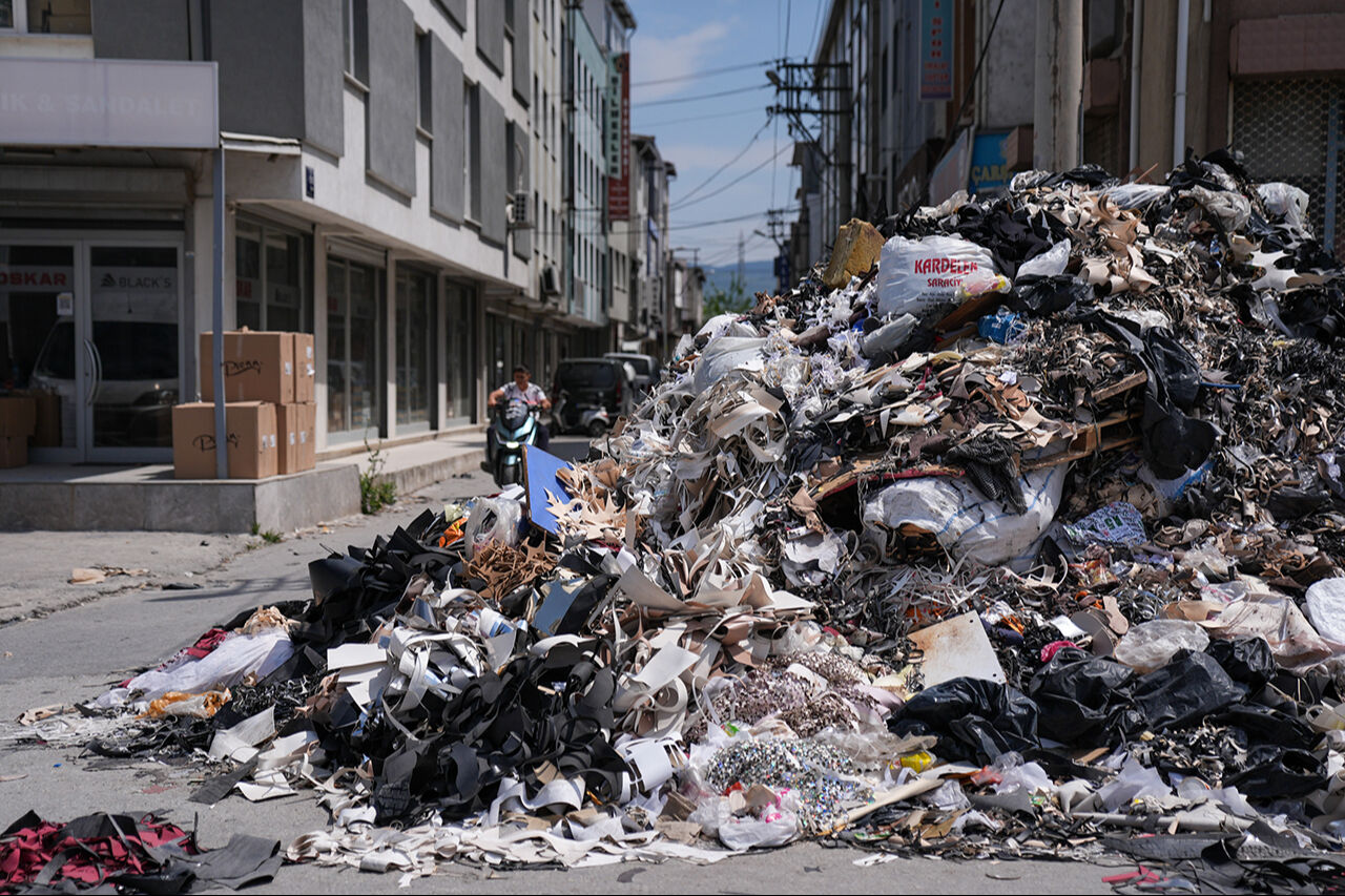 İzmir'de dağ gibi yığılan çöpler esnafı isyan ettirdi: Bütün bölgeyi tehdit ediyor! - 5. Resim