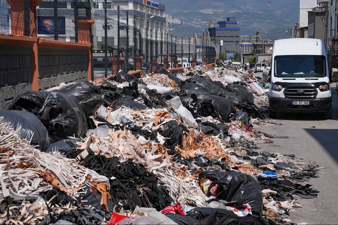 İzmir'de dağ gibi yığılan çöpler esnafı isyan ettirdi: Bütün bölgeyi tehdit ediyor! - 2. Resim