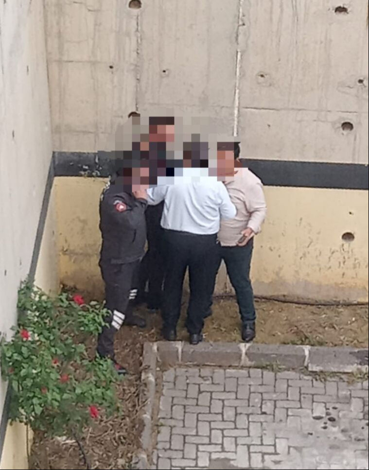 Kafasına şekerlikle vurdu... YRP'li isimden akıl almaz saldırı, görevden alınan başkan yardımcısı nezarette Kafasına şekerlikle vurdu... YRP'li isimden akıl almaz saldırı, görevden alınan başkan yardımcısı nezarette - 1. Resim