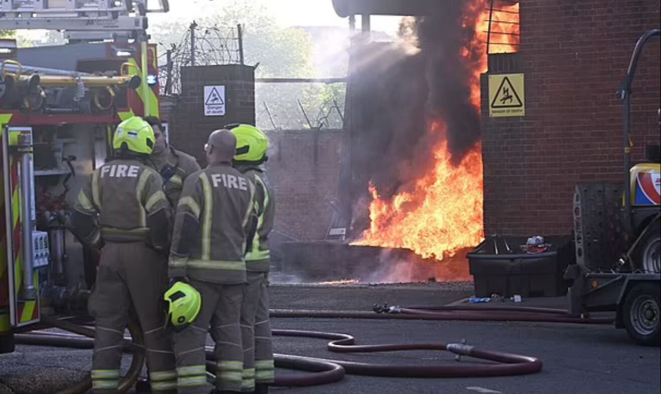 Londra'da korku dolu anlar! Trafo patladı, felaketin bilançosu artıyor - 2. Resim