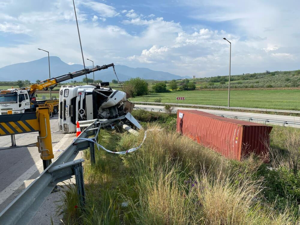 Osmaniye’de feci kaza! Tır şarampole devrildi: 1 ölü Osmaniye’de feci kaza! Tır şarampole devrildi: 1 ölü - 1. Resim