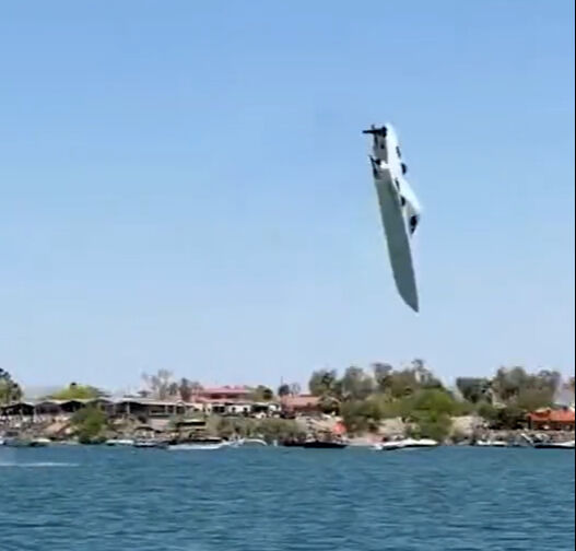 Sürat teknesi faciası! Havada taklalar attı, o anlar kamerada Sürat teknesi faciası! Havada taklalar attı, o anlar kamerada - 2. Resim