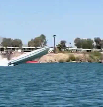 Sürat teknesi faciası! Havada taklalar attı, o anlar kamerada Sürat teknesi faciası! Havada taklalar attı, o anlar kamerada - 1. Resim