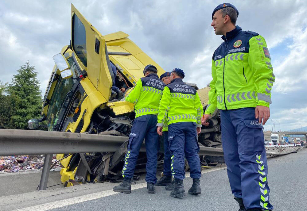 TEM'de tır yan yattı: Hurdalar trafiği felç etti - 3. Resim