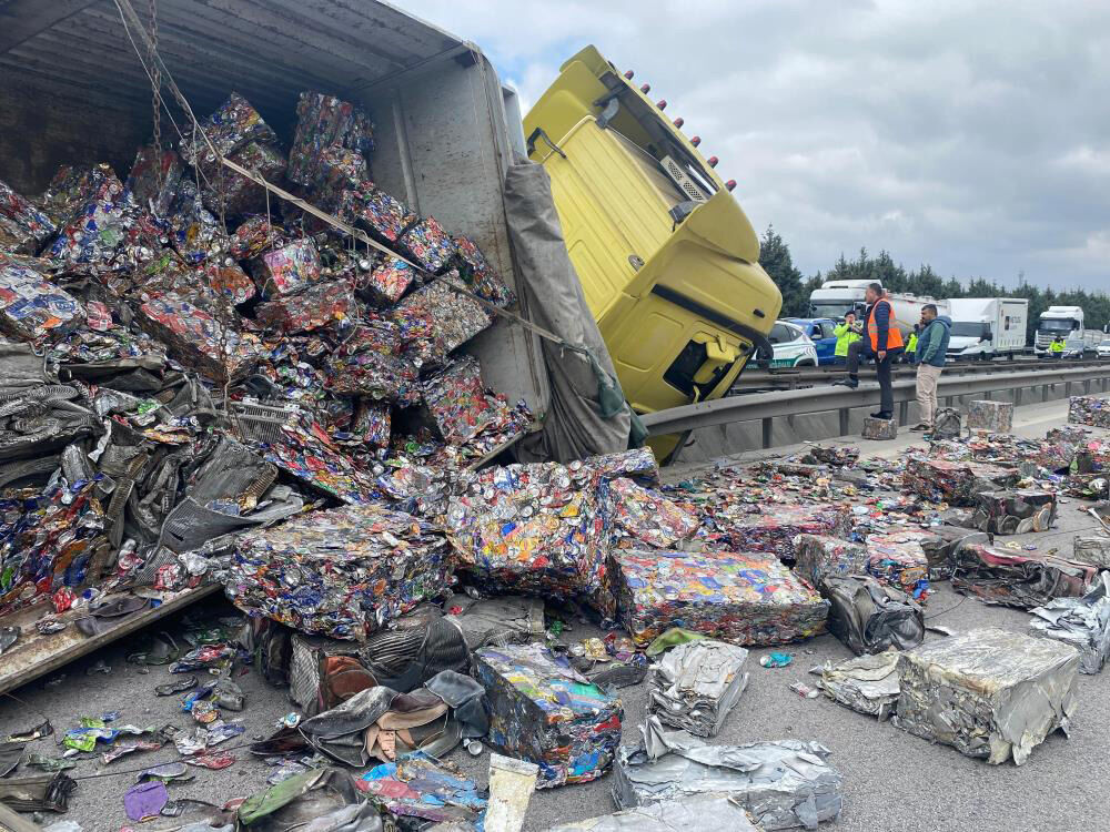 TEM'de tır yan yattı: Hurdalar trafiği felç etti - 2. Resim