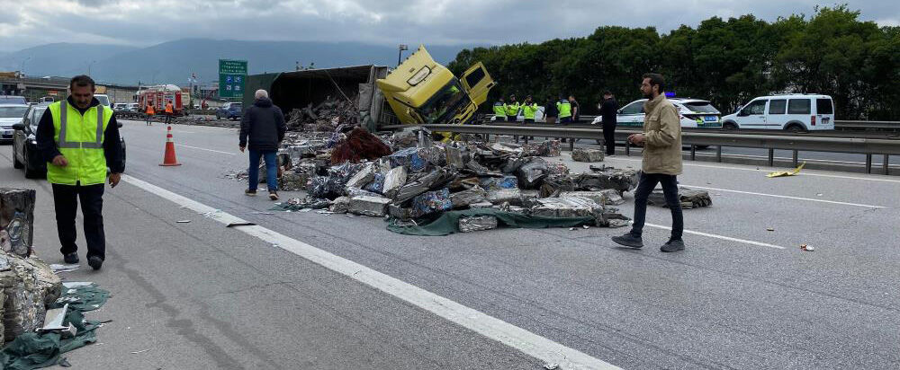TEM'de tır yan yattı: Hurdalar trafiği felç etti - 1. Resim