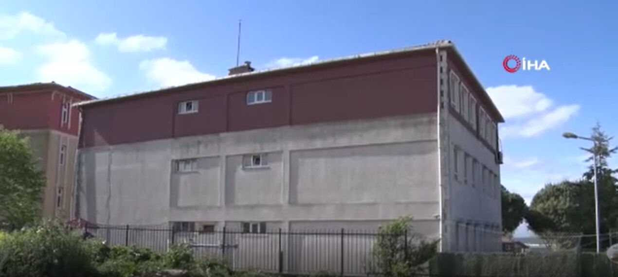 Veliler tepkili, çocuklarını göndermiyor! 6.2'lik İstanbul depremi sonrası okulda tedirgin eden çatlak Veliler tepkili, çocuklarını göndermiyor! 6.2'lik İstanbul depremi sonrası okulda tedirgin eden çatlak - 1. Resim