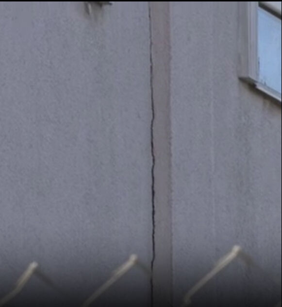 Veliler tepkili, çocuklarını göndermiyor! 6.2'lik İstanbul depremi sonrası okulda tedirgin eden çatlak Veliler tepkili, çocuklarını göndermiyor! 6.2'lik İstanbul depremi sonrası okulda tedirgin eden çatlak - 2. Resim