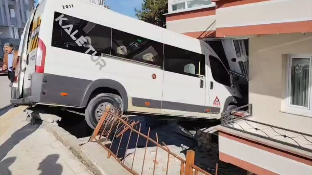 Yürekler ağza geldi! Okul servisi evin balkonuna girdi... 2 öğrenci yaralı Yürekler ağza geldi! Okul servisi evin balkonuna girdi... 2 öğrenci yaralı - 1. Resim