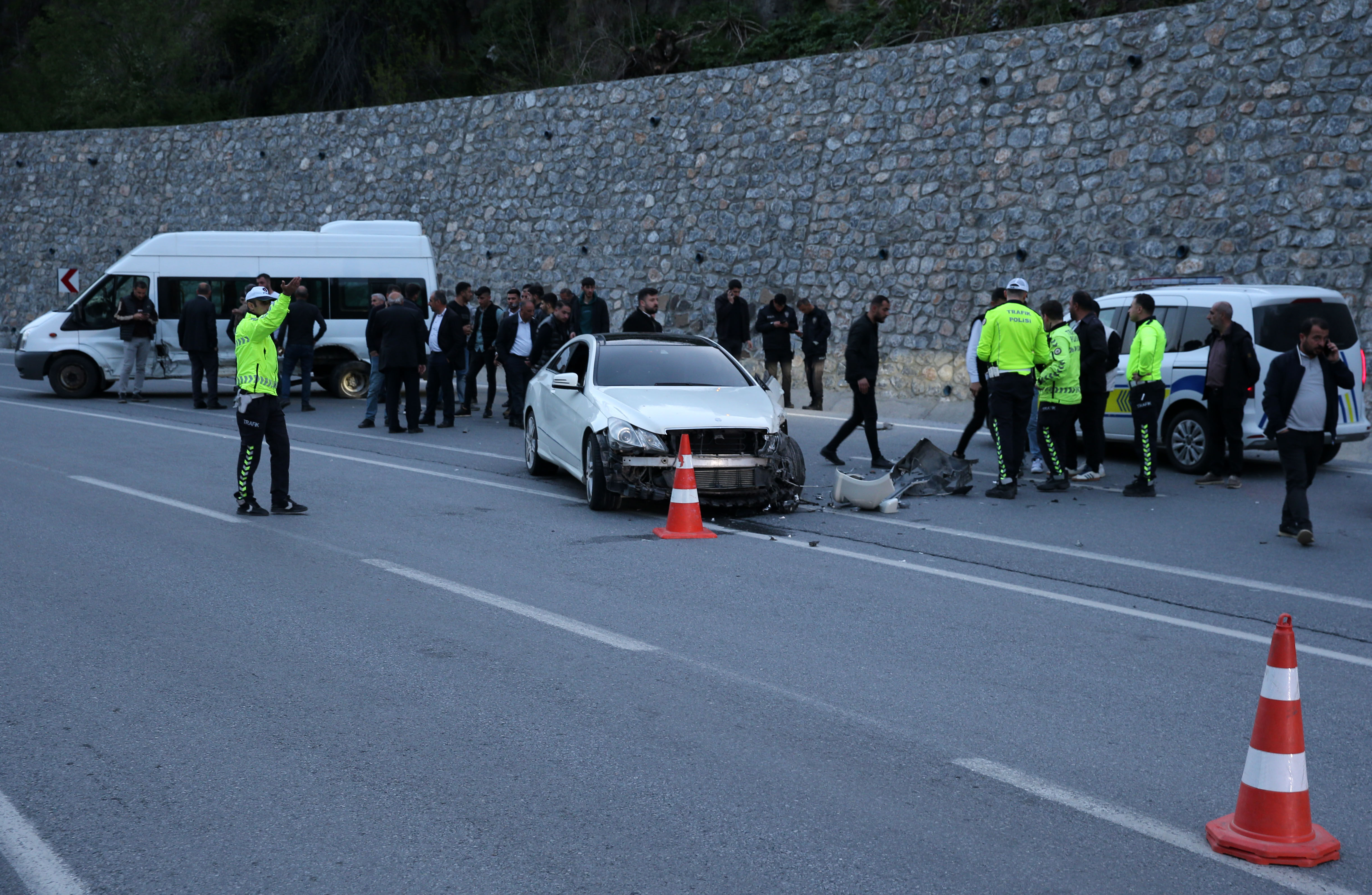 Bitlis'te otomobil ile minibüs çarpıştı: Çok sayıda yaralı var Bitlis'te otomobil ile minibüs çarpıştı: Çok sayıda yaralı var - 1. Resim