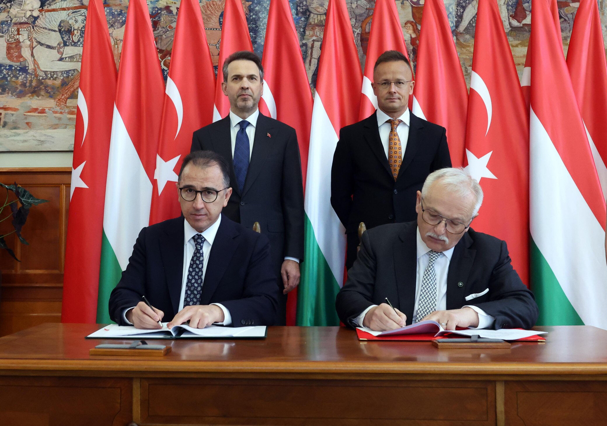 İmzalar atıldı! Türkiye, Avrupa ülkesinde petrol ve gaz arayacak İmzalar atıldı! Türkiye, Avrupa ülkesinde petrol ve gaz arayacak - 1. Resim