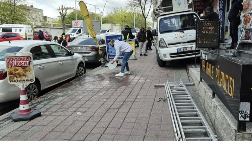 İstanbul'da şiddetli rüzgar can aldı! Tabela montajı için çıktığı kamyonetten düşüp öldü İstanbul'da şiddetli rüzgar can aldı! Tabela montajı için çıktığı kamyonetten düşüp öldü - 1. Resim