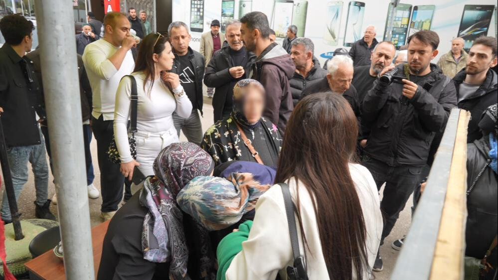 Peşine takılan adama tokat attı! Genç kızın çığlıkları caddeyi inletti Peşine takılan adama tokat attı! Genç kızın çığlıkları caddeyi inletti - 1. Resim