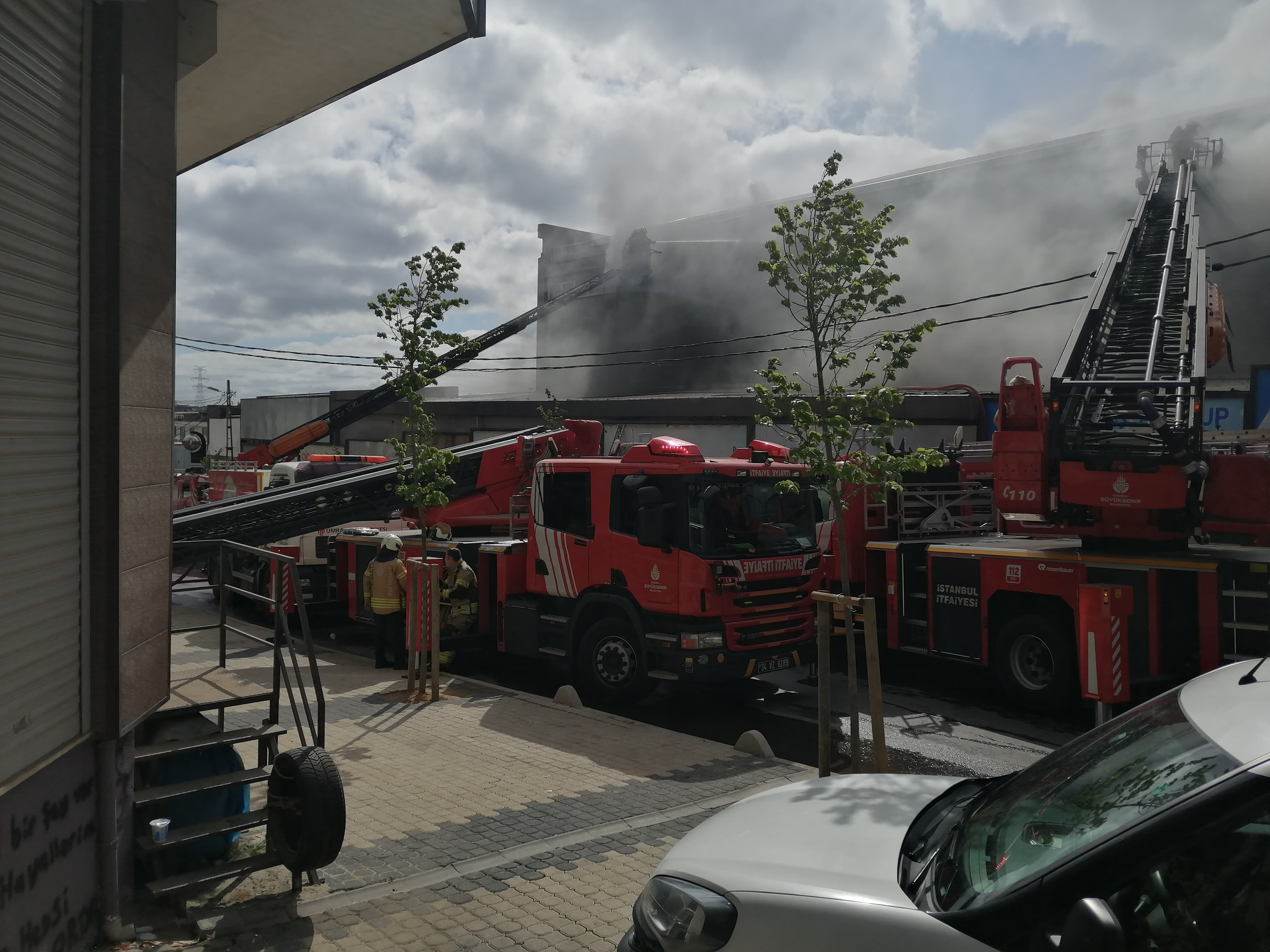 Sancaktepe'de sıcak saatler! Fabrika alev alev yanıyor, çok sayıda ekip olay yerinde - 1. Resim