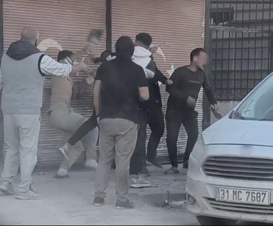 Sokak ortasında yumruklar havada uçuştu! Keserli kavga kameraya yansıdı - 1. Resim