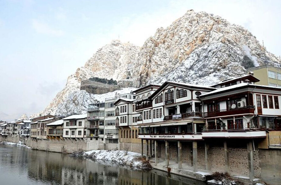 Tam bahar geldi derken... Bir kente lapa lapa kar yağıyor Tam bahar geldi derken... Bir kente lapa lapa kar yağıyor - 2. Resim