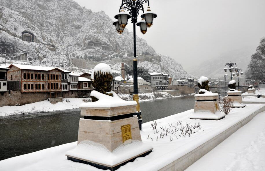 Tam bahar geldi derken... Bir kente lapa lapa kar yağıyor Tam bahar geldi derken... Bir kente lapa lapa kar yağıyor - 3. Resim