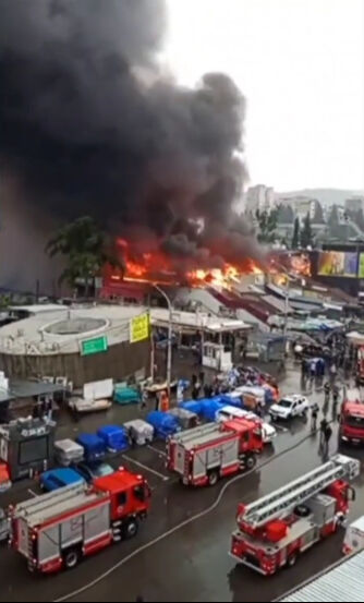 Tiflis'te çarşıda yangın! Dakikalar içinde binlerce metrekareyi sardı - 1. Resim