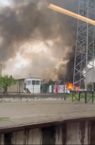 Tiflis'te çarşıda yangın! Dakikalar içinde binlerce metrekareyi sardı - 2. Resim