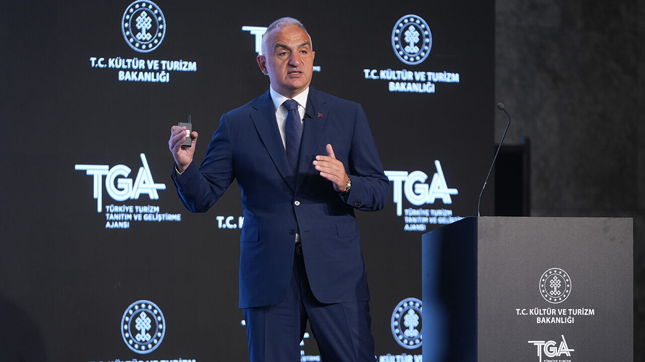 Turist sayısı azaldı, rekor gelir geldi! Bakan Ersoy a&ccedil;ıkladı - 2. Resim