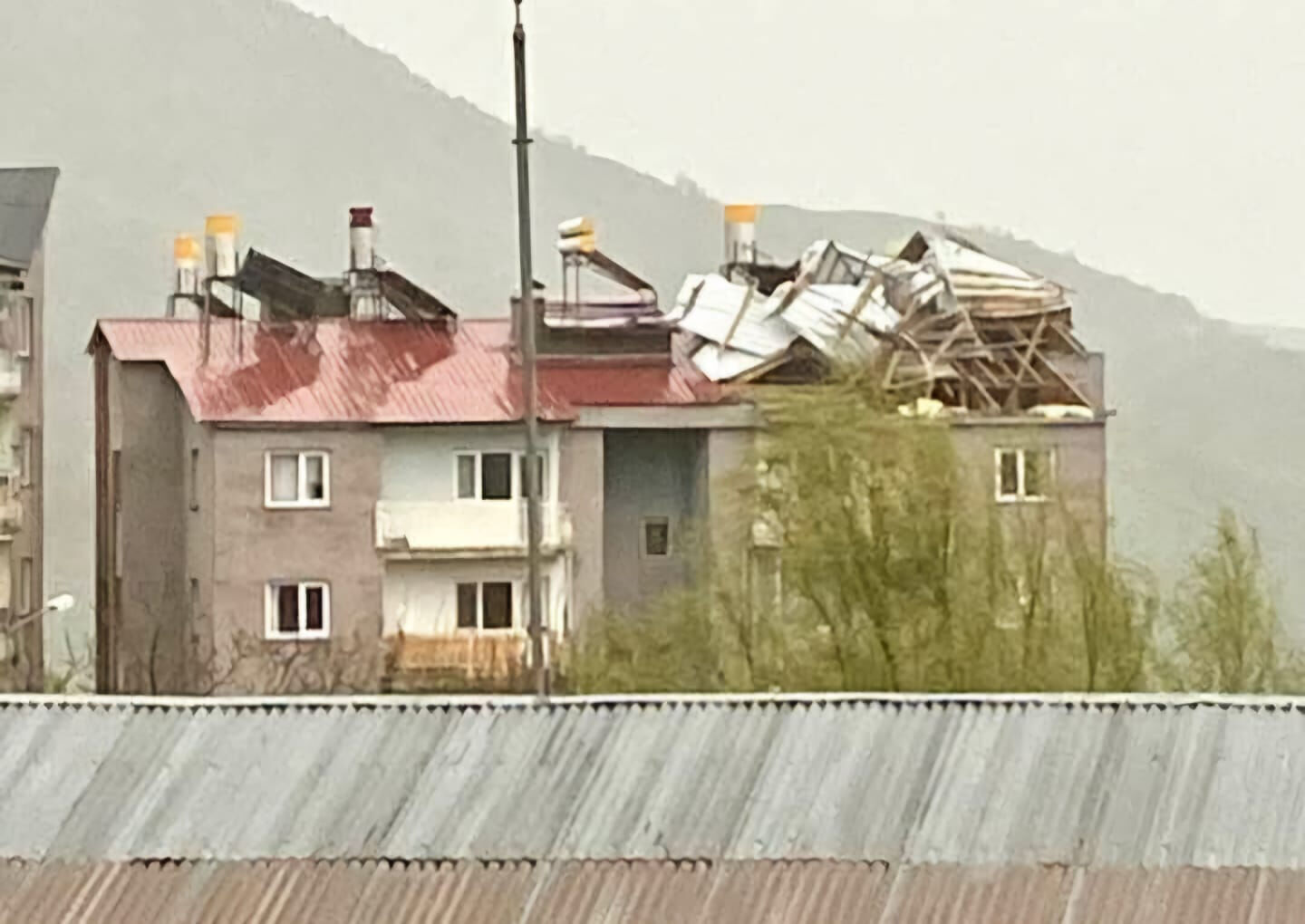 Ağaçlar kökünden söküldü, çatılar uçtu! Tunceli fırtınaya teslim oldu - 1. Resim