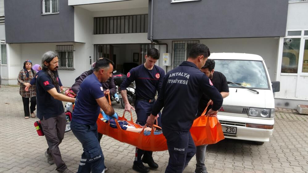 Antalya'da yürek yakan olay: Genç kadın intihara kalkıştı, yakını  Antalya'da yürek yakan olay: Genç kadın intihara kalkıştı, yakını