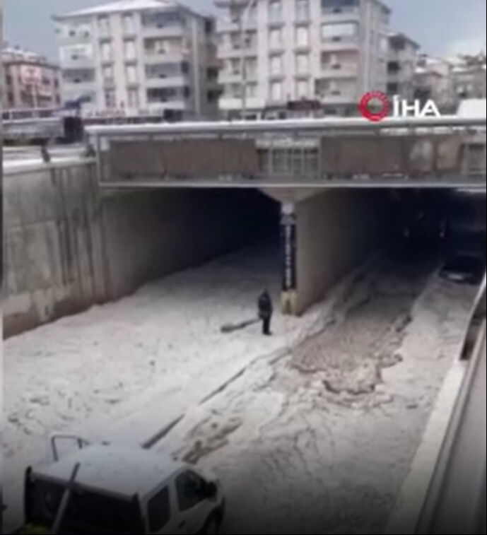 Bir yanda ceviz gibi dolu, diğer yanda sağanak ve sel! Ankara'da evleri su bastı, sürücüler alt geçitte mahsur kaldı - 4. Resim