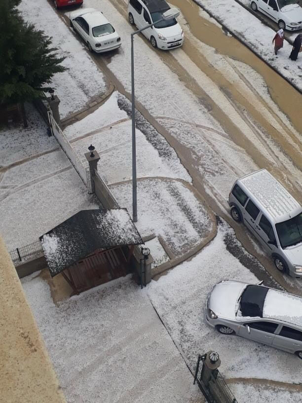 Bir yanda ceviz gibi dolu, diğer yanda sağanak ve sel! Ankara'da evleri su bastı, sürücüler alt geçitte mahsur kaldı - 2. Resim