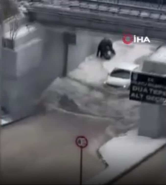 Bir yanda ceviz gibi dolu, diğer yanda sağanak ve sel! Ankara'da evleri su bastı, sürücüler alt geçitte mahsur kaldı - 3. Resim