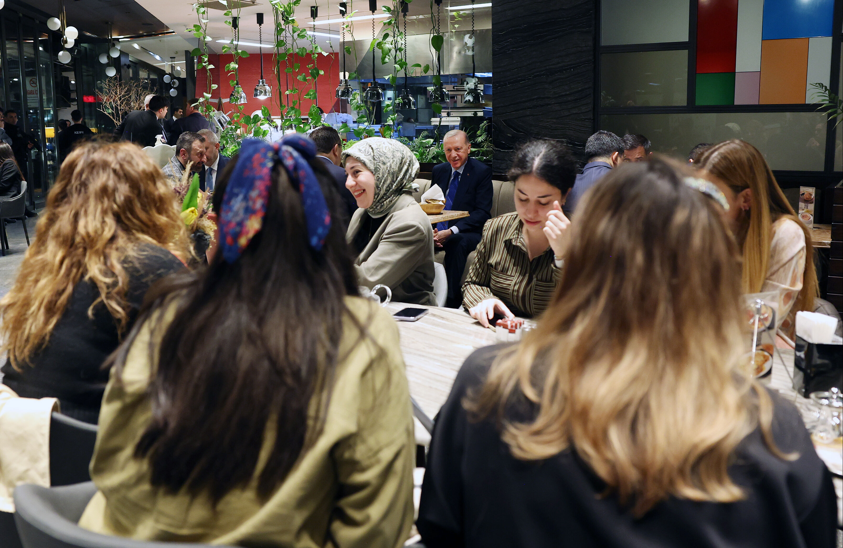 Cumhurbaşkanı Erdoğan’dan sürpriz kafe ziyareti! Vatandaşlarla bir araya geldi Cumhurbaşkanı Erdoğan’dan sürpriz kafe ziyareti! Vatandaşlarla bir araya geldi - 1. Resim