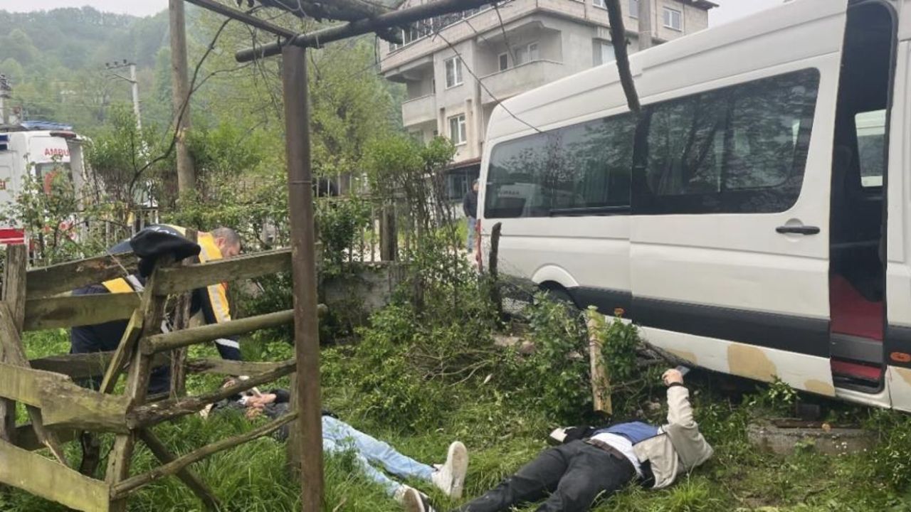Düzce&#039;de işçi servisi ağaca çarptı, çok sayıda yaralı var