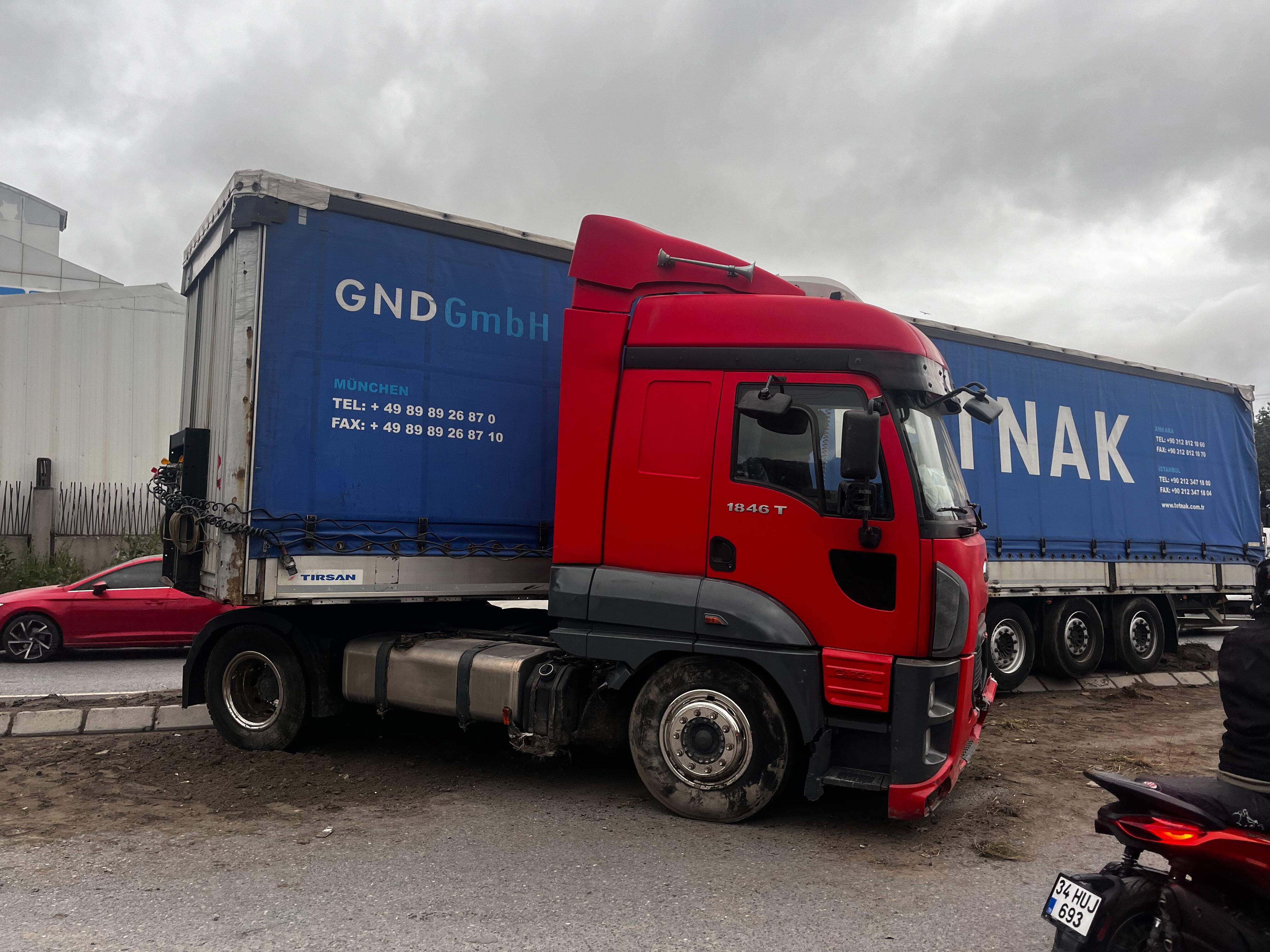 Esenyurt'ta tır kontrolden çıktı, PTS direğine çarptı - 1. Resim