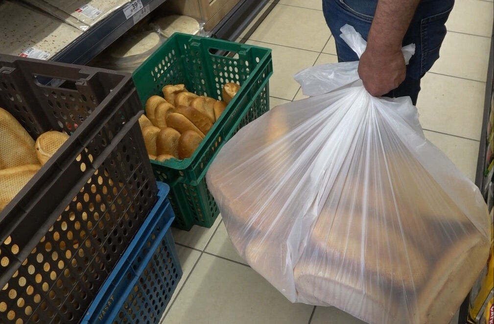 İki marketin rekabeti vatandaşa yaradı! 12,5 TL olan ekmek 6 TL'ye düştü İki marketin rekabeti vatandaşa yaradı! 12,5 TL olan ekmek 6 TL'ye düştü - 3. Resim