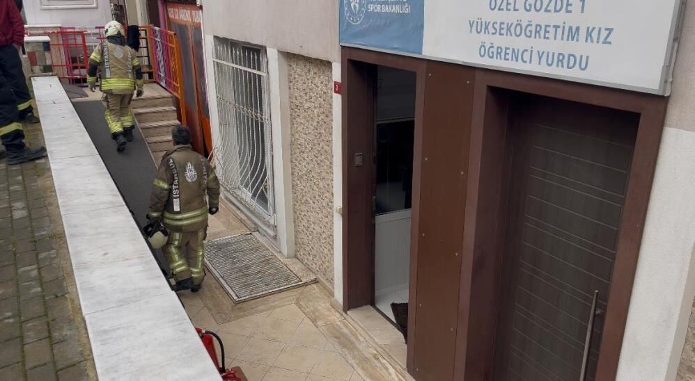 İstanbul'da kız öğrenci yurdunda yangın paniği İstanbul'da kız öğrenci yurdunda yangın paniği - 1. Resim