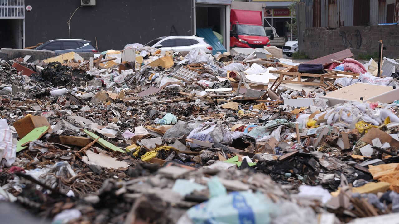İzmir'in göbeğindeki açık alan çöp sahasına dönüştü! Esnaf isyan etti İzmir'in göbeğindeki açık alan çöp sahasına dönüştü! Esnaf isyan etti - 1. Resim