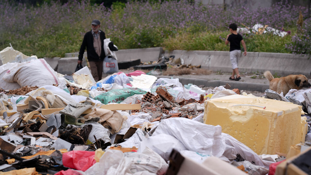 İzmir'in göbeğindeki açık alan çöp sahasına dönüştü! Esnaf isyan etti İzmir'in göbeğindeki açık alan çöp sahasına dönüştü! Esnaf isyan etti - 2. Resim