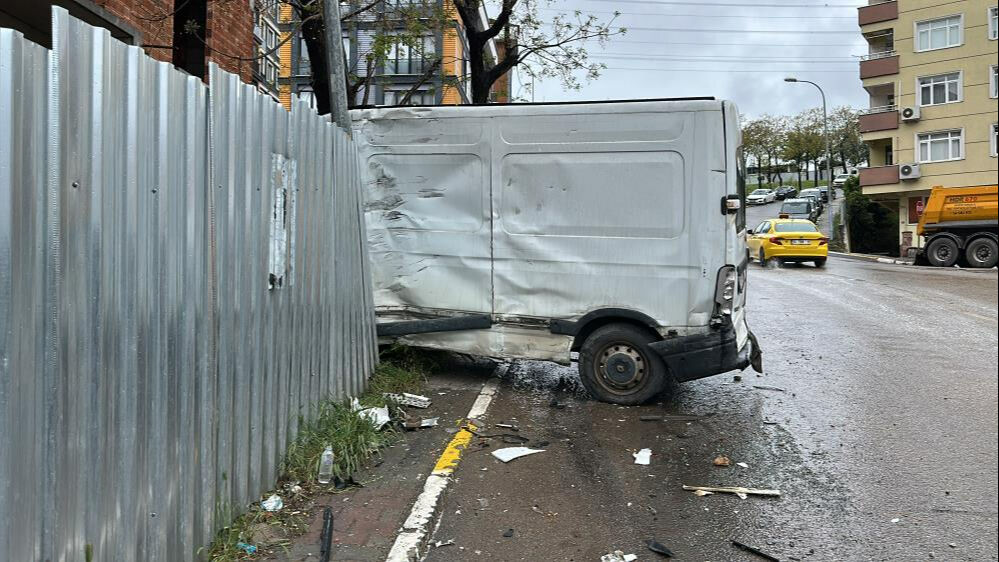 Pendik'te hafriyat kamyonu kontrolden çıktı! Zincirleme kazada 6 araç hasar gördü - 2. Resim
