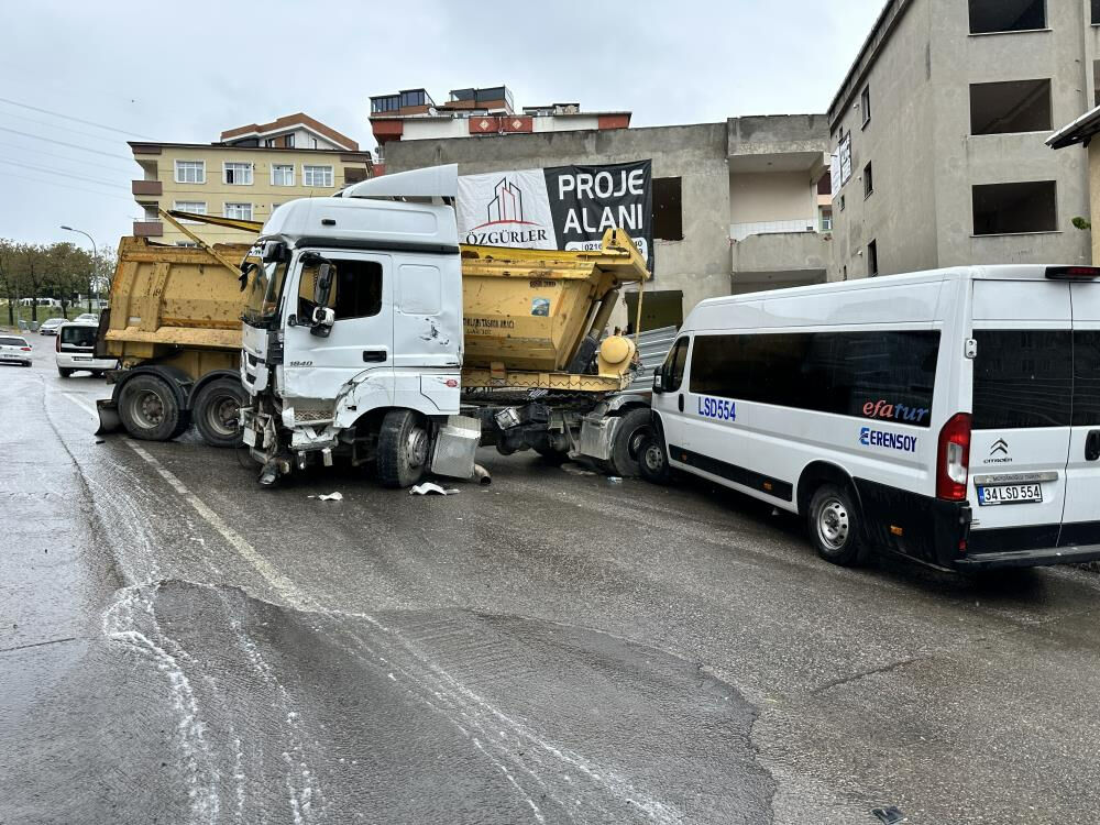 Pendik'te hafriyat kamyonu kontrolden çıktı! Zincirleme kazada 6 araç hasar gördü - 1. Resim