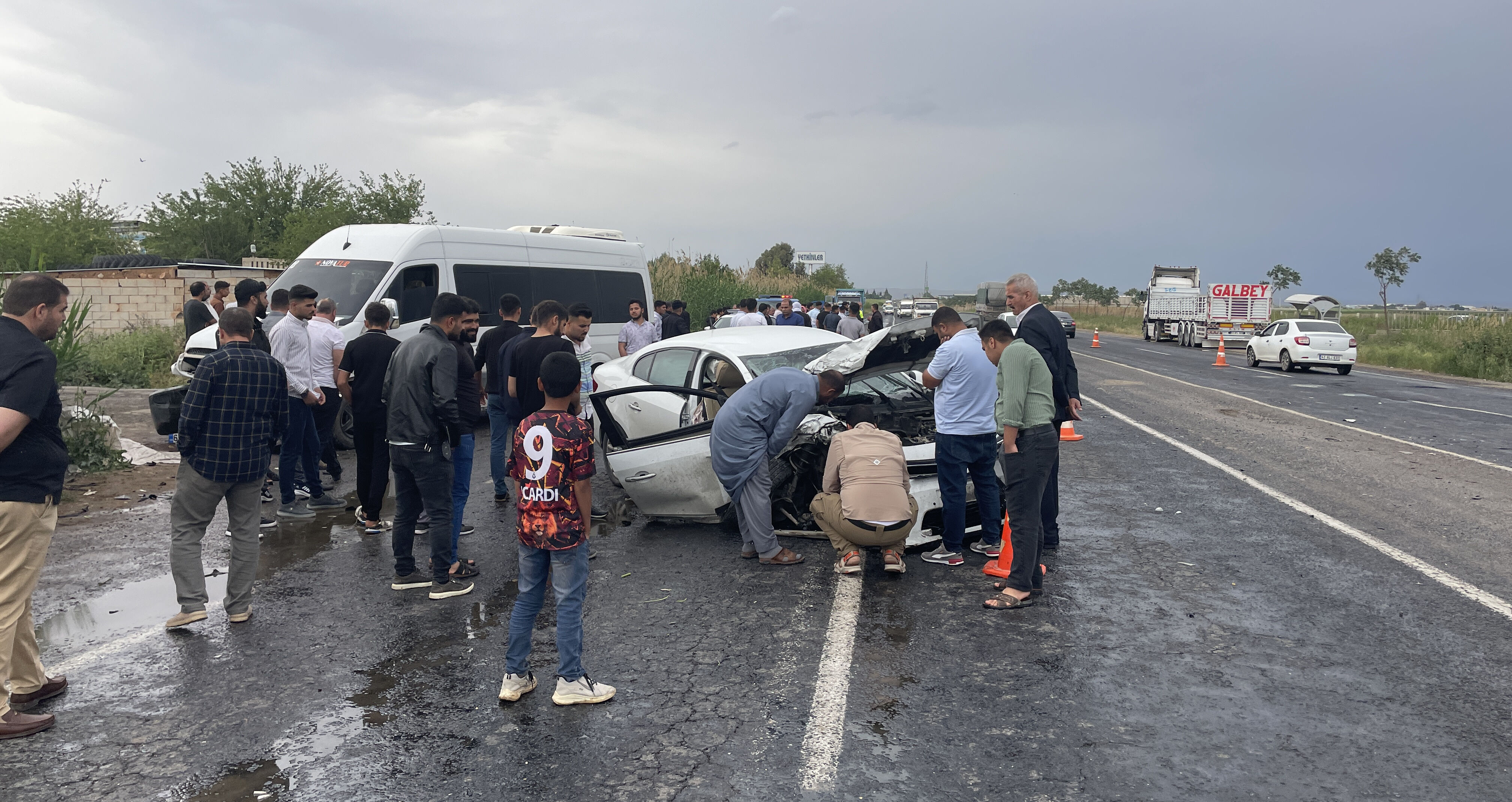 Şanlıurfa'da minibüs ile otomobil çarpıştı! Çok sayıda yaralı var - 1. Resim