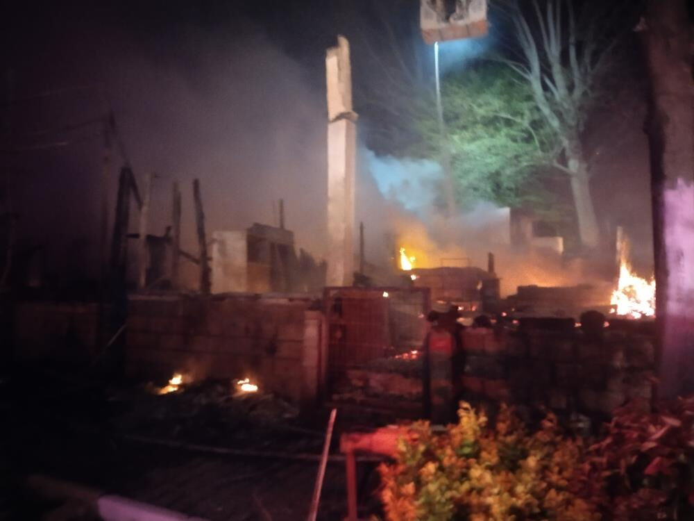 Şile'de gece yarısı yangın paniği! Restoran alev aldı, çok sayıda ekip müdahale etti - 1. Resim